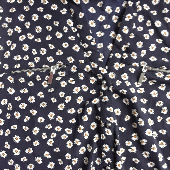 EUC Mandee 1/2 button up no sleeve daisy top - Picture 3 of 4